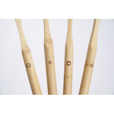 CEPILLO DENTAL DE BAMBÚ CON CARBÓN ACTIVO. CAJA 4 UNIDADES